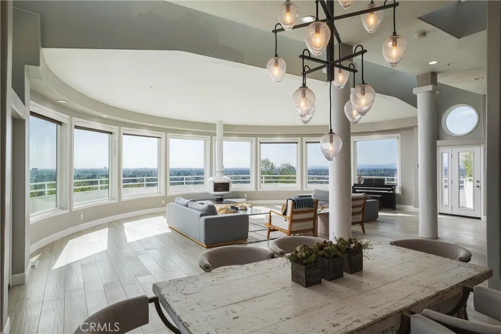 Curved great room with panoramic windows